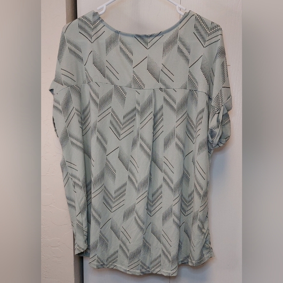 Flower & Feather Green Size 1X Top V-Neck Front Gold Zipper Blouse Short Sleeve - Picture 4 of 9